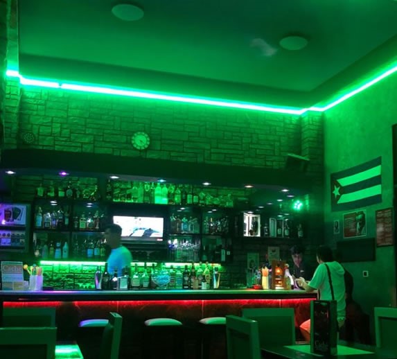 Vista del bar del restaurante Cache