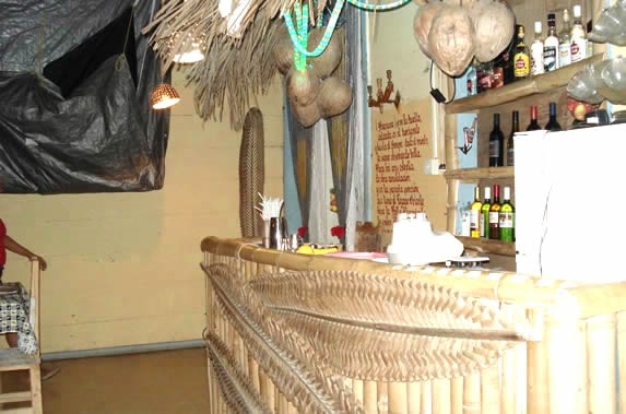 bar de madera con decoración rústica