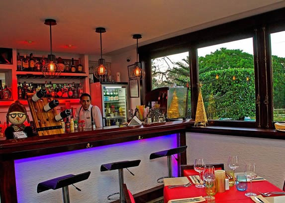 Salón donde se encuentra el bar del restaurante