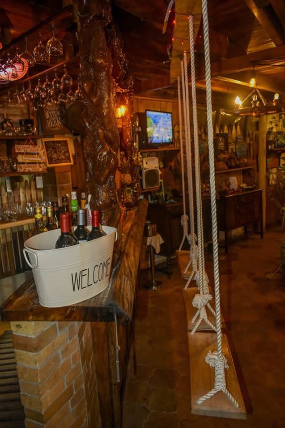 bar de madera con columpios y decoración