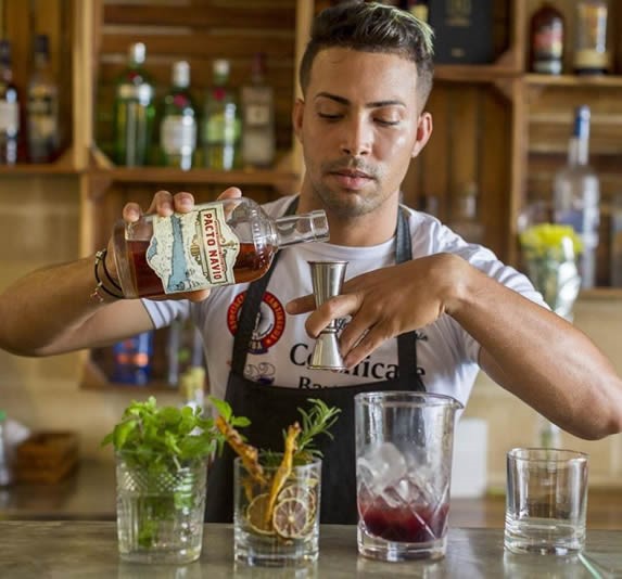 Elaboración de cócteles en el restaurante