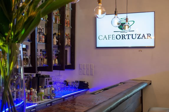 Bar en el interior del cafe Ortúzar