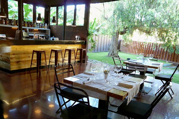 Bar in the outside patio of the restaurant 