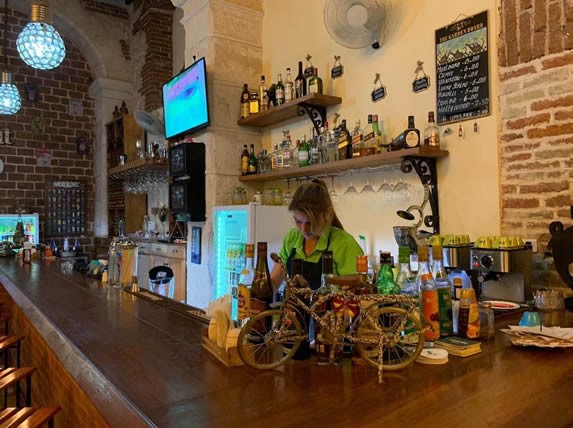 Bar en el interior del restaurante 