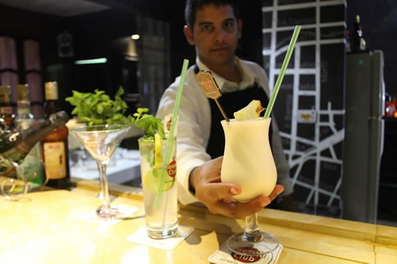 bartender preparando cócteles en la barra