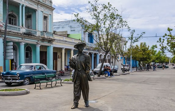 estatua de Benny Moré en el paseo