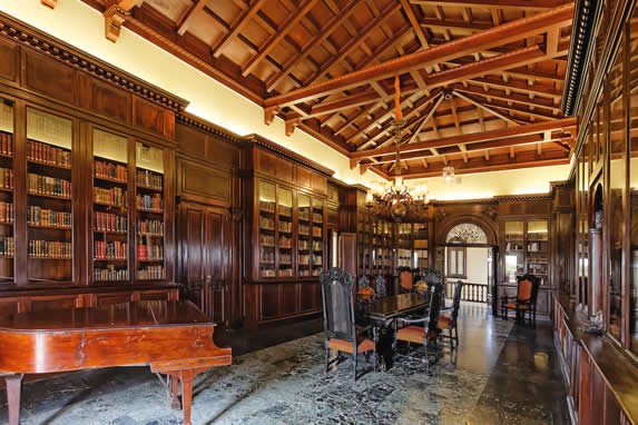 Interior de la biblioteca del museo