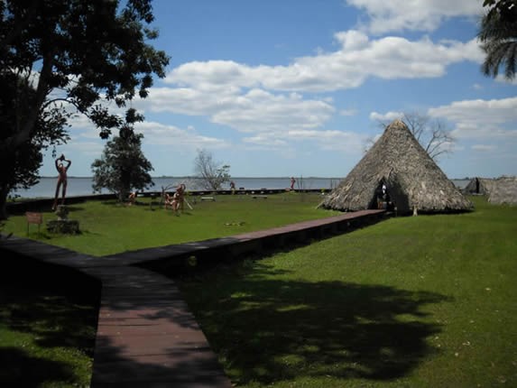 vista de un bohío cubano a la orilla de una laguna