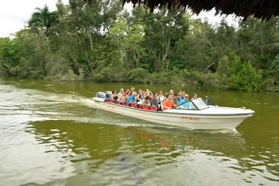 turistas navegando en una laguna