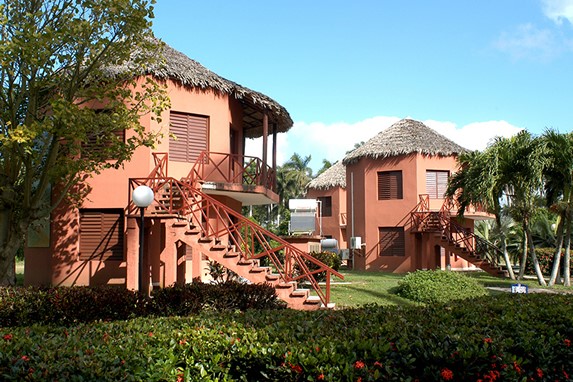 bungalows con techo de guano y vegetación 