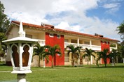 bungalow de dos pisos con balcones