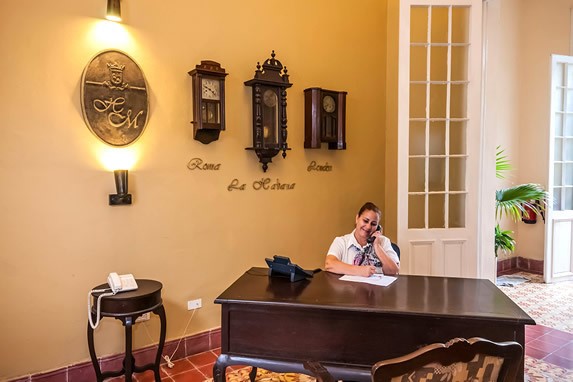 recepcionista en el buró de madera del lobby