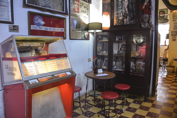 Interior del café Museo Revolución