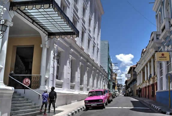 calle rodeada de edificaciones coloniales