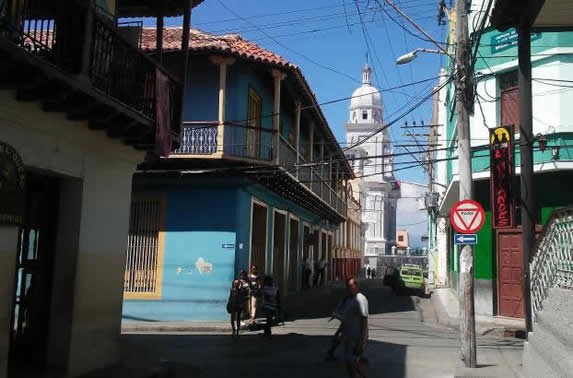 calle rodeada de edificaciones coloniales