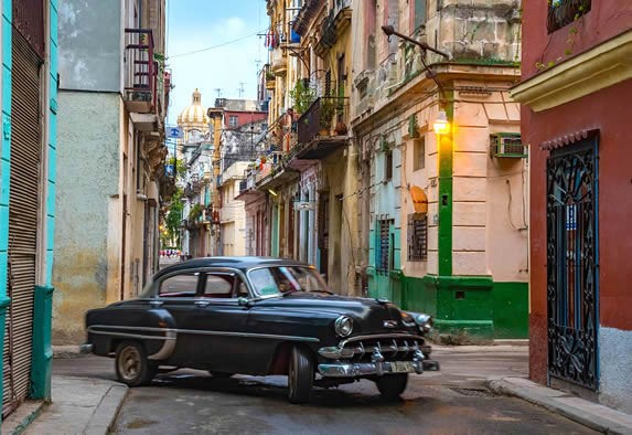 Carros antiguos en las calles de Centro Habana