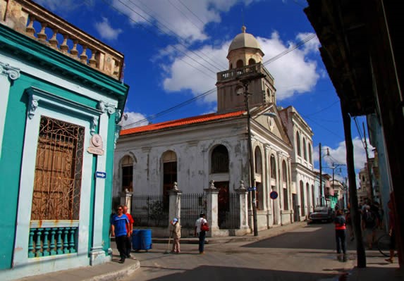 vista desde la calle de una iglesia en la ciudad