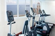 Gimnasio con caminadoras en el hotel