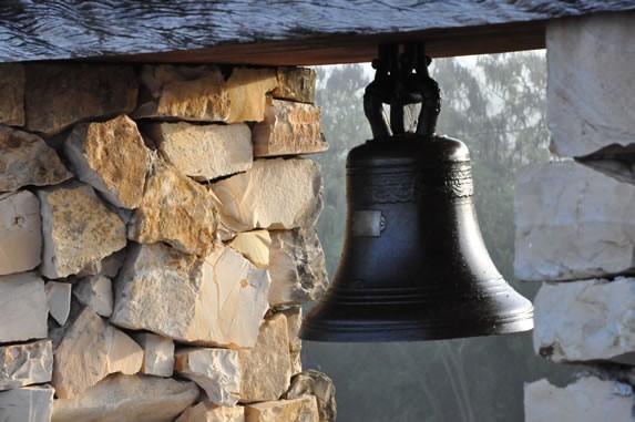 campana en construcción de rocas