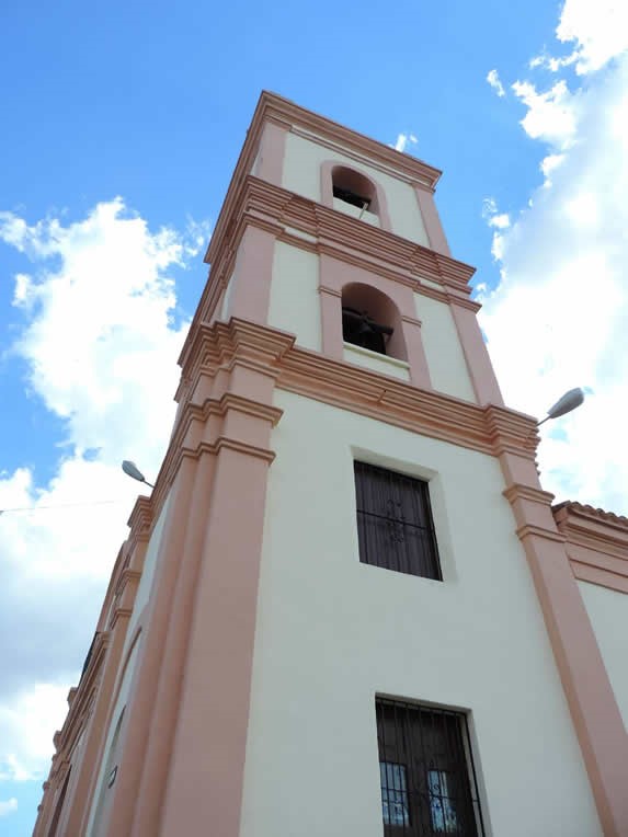 torre del campanario de la iglesia 