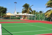 Cancha de tenis en el hotel