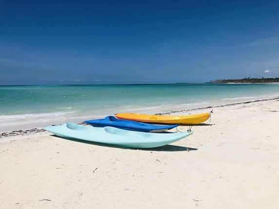 coloridos kayaks a la orilla del mar