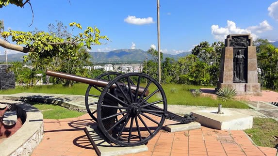 cañon antiguo rodeado de vegetación