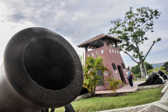 cañón antiguo rodeado de vegetación