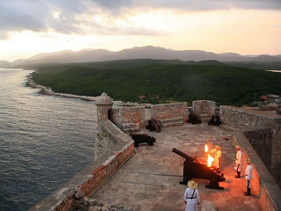 cañones cargados al atardecer en la fortaleza