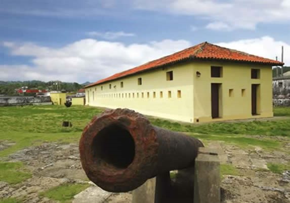 cañones antiguos en el exterior de la fortaleza