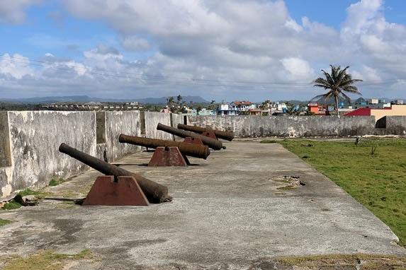 cañones antiguos en el exterior de la fortaleza