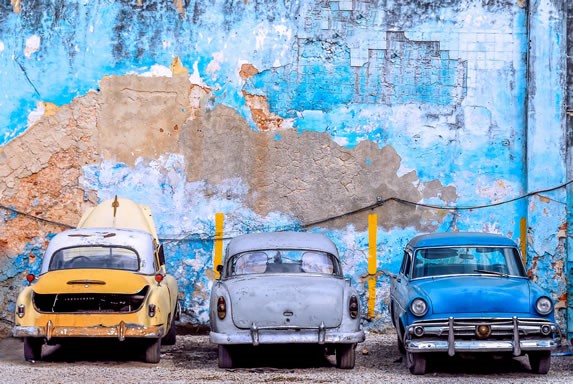 Parqueo de carros antiguos en La Habana
