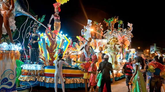 bailarines en colorida carroza lumínica 