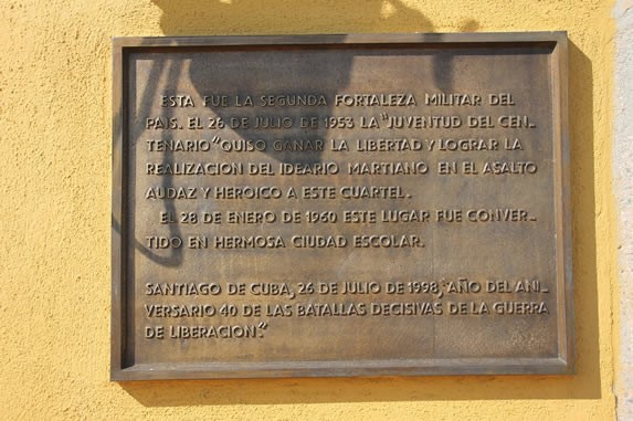 placa de bronce con escritura 