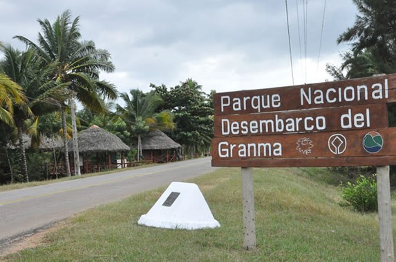 cartel de madera señalizando la entrada al parque