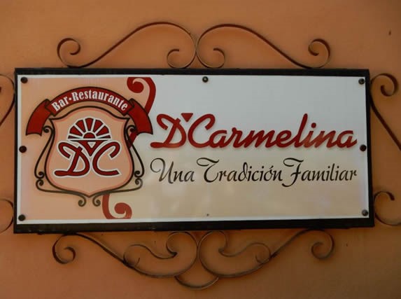 cartel del restaurante colgado en la pared