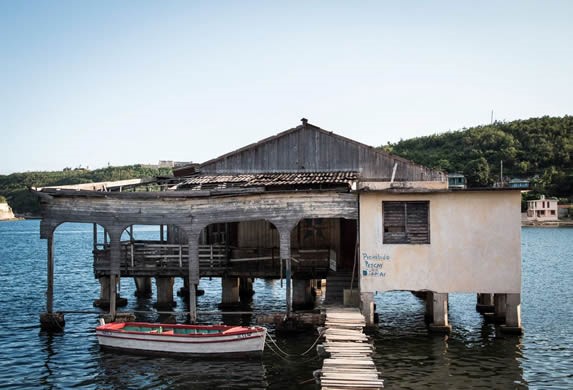 casa de madera sobre la bahía 