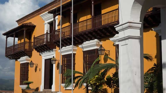 edificio colonial con balcones de madera