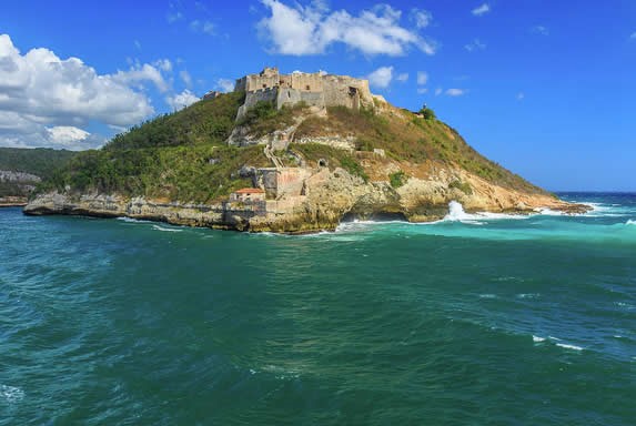 vista desde el mar de castillo elevado sobre roca