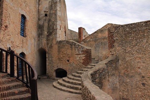 escaleras de piedra de la fortaleza