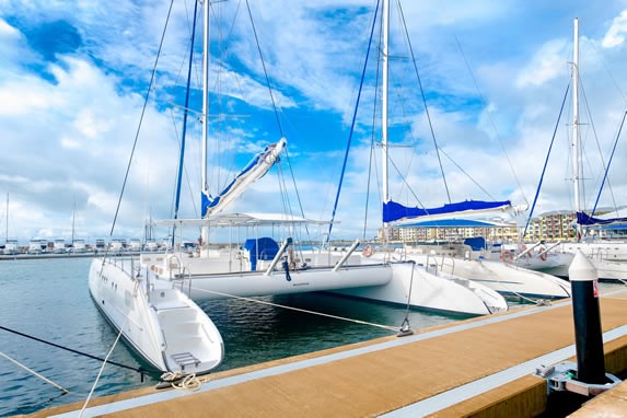 Catamaranes en la marina de Varadero