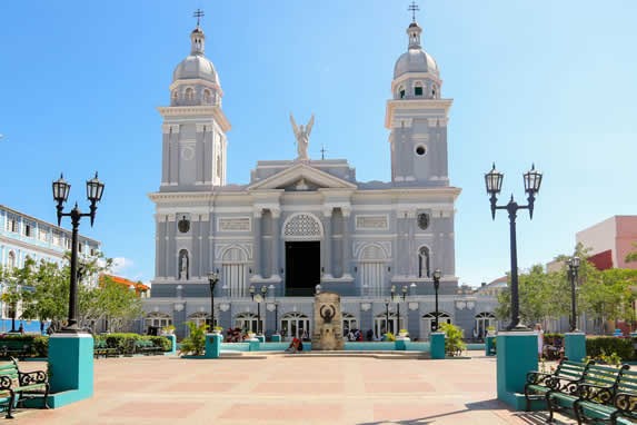 catedral con dos torres vista desde una plaza