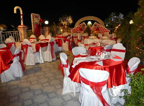 mobiliario en terraza decorada con motivo navideño