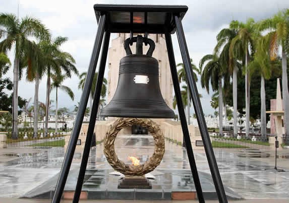 campana de bronce en piso de mármol