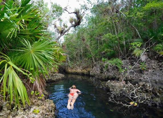 cenote azul en la península de zapata