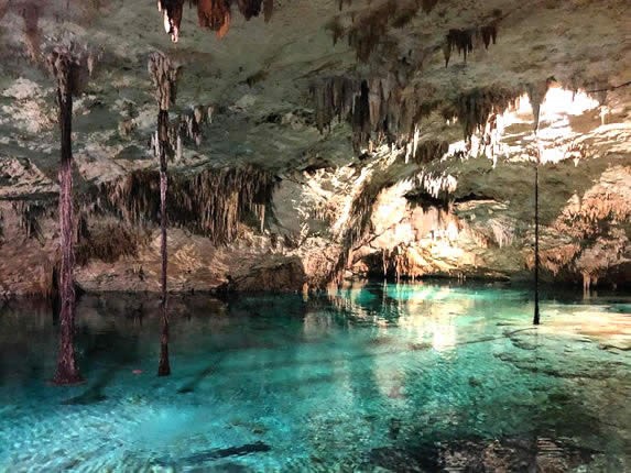 Vista de las aguas cristalinas en la cueva