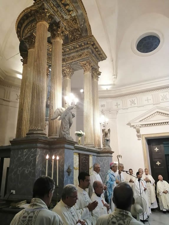sacerdotes en ceremonia en la catedral