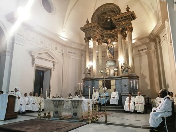 sacerdotes alrededor del altar en el interior