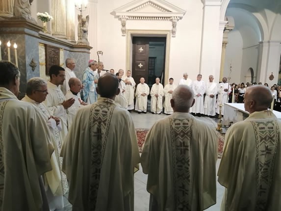 sacerdotes en ceremonia en la catedral