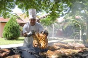chef cocinando carne asada en el exterior